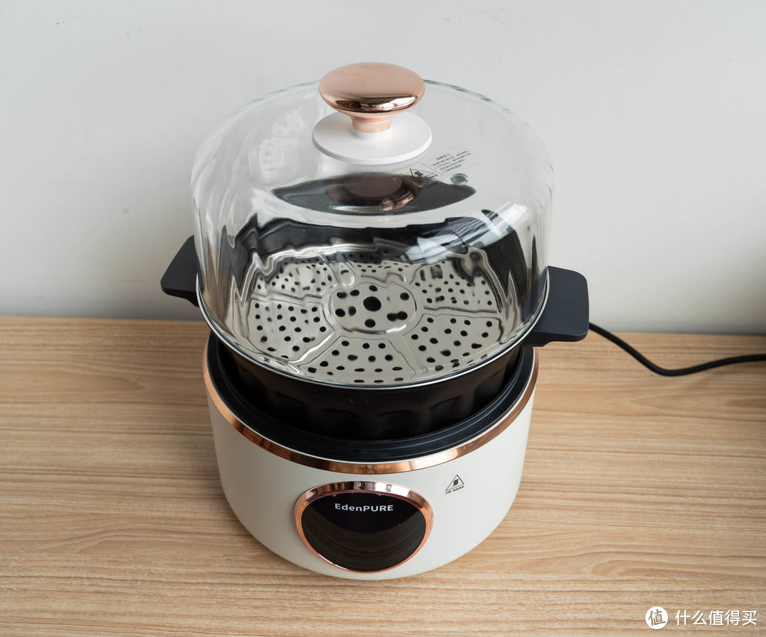 区别于传统意义的空气炸锅，多功能集于一身：空气炸+煎烤+蒸煮+慢炖