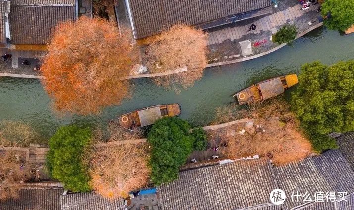 上海朱家角古镇，运河上络绎往来的小舟。©图虫创意