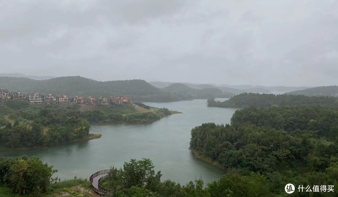 从房间遥望雨中仙海湖