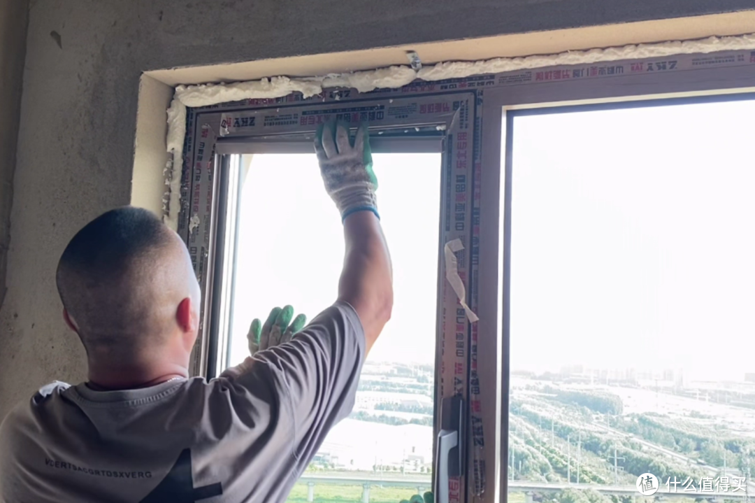「阳台封窗」过程全纪录：开工第一天就踩坑？