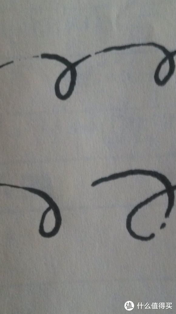 上：飞白；下：断墨。这是钢笔吧笔友尉迟宸的解释，觉得很好地诠释了两者的区别就引用了。