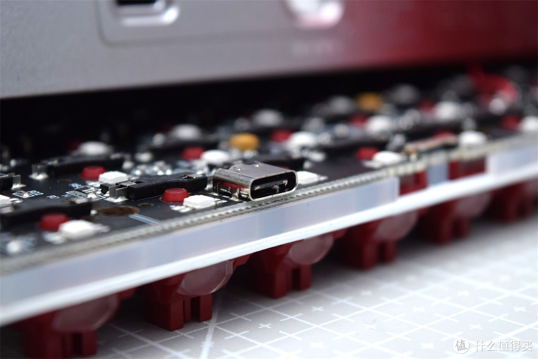 内外兼修，表里如一，达尔优A84烈焰红三模机械键盘拆解