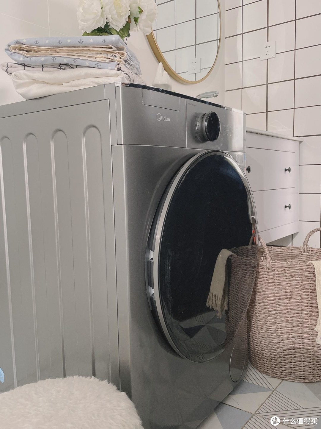 美的全自动直驱滚筒洗衣机，一键开启柔软呵护的智能生活