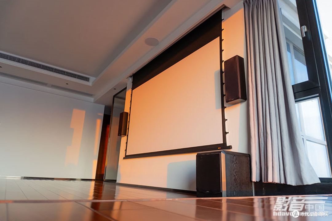 业主有独特的审美理念,想利用客厅做影音空间,但又不想看见音响器材