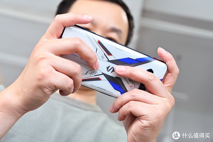 黑鲨4S高达限定版测评，颜值更胜一筹，性能稳定的游戏手机