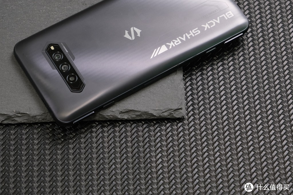 黑鲨4S全面评测：市售最凶的骁龙870手机，高达联名颜值加分