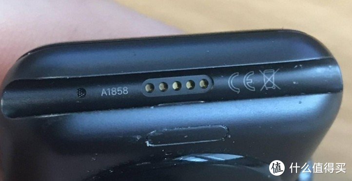 苹果Watch  7配备新铝金属磁力快速充电器、并砍掉了隐藏诊断接口