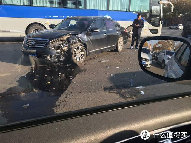 路遇恶意别车的大货车，私家车司机应该怎么办？