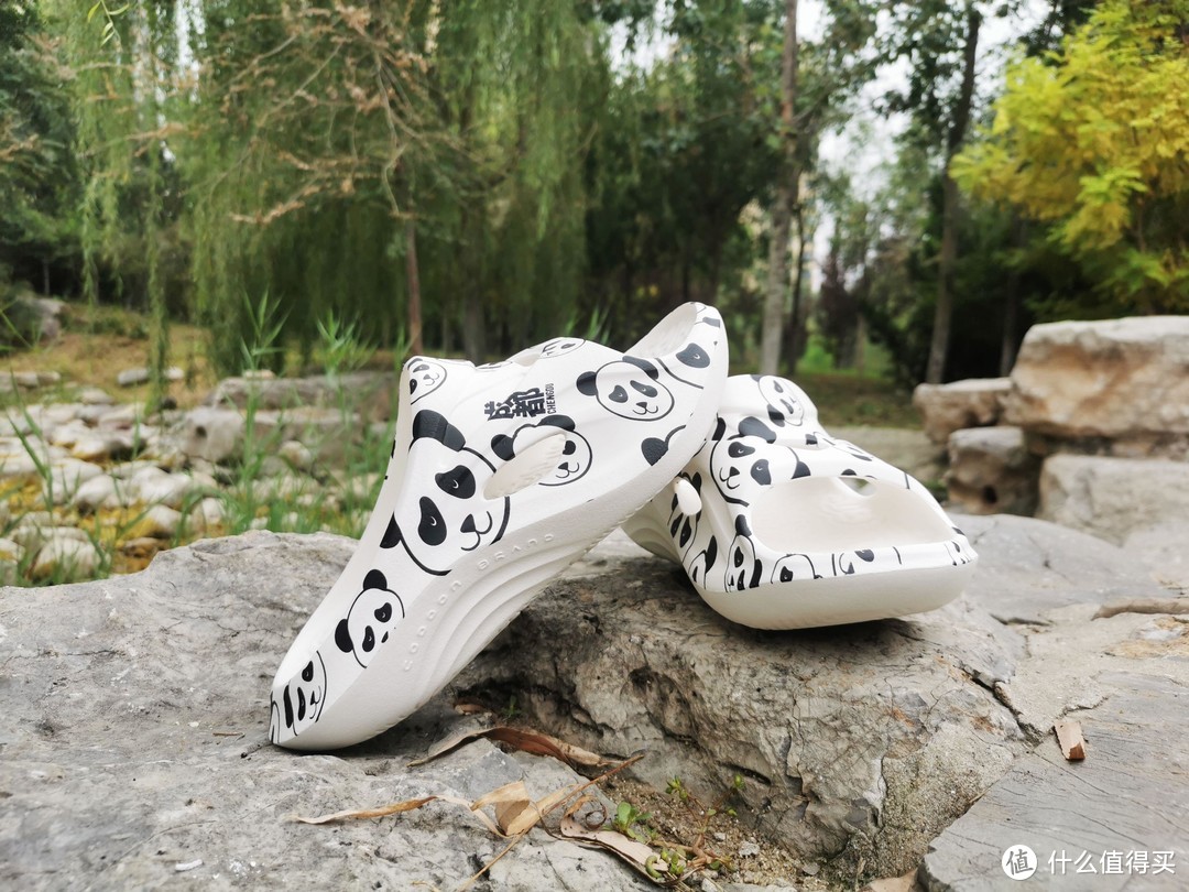 不仅适用于运动环境，雨季熊猫拖鞋也放光彩