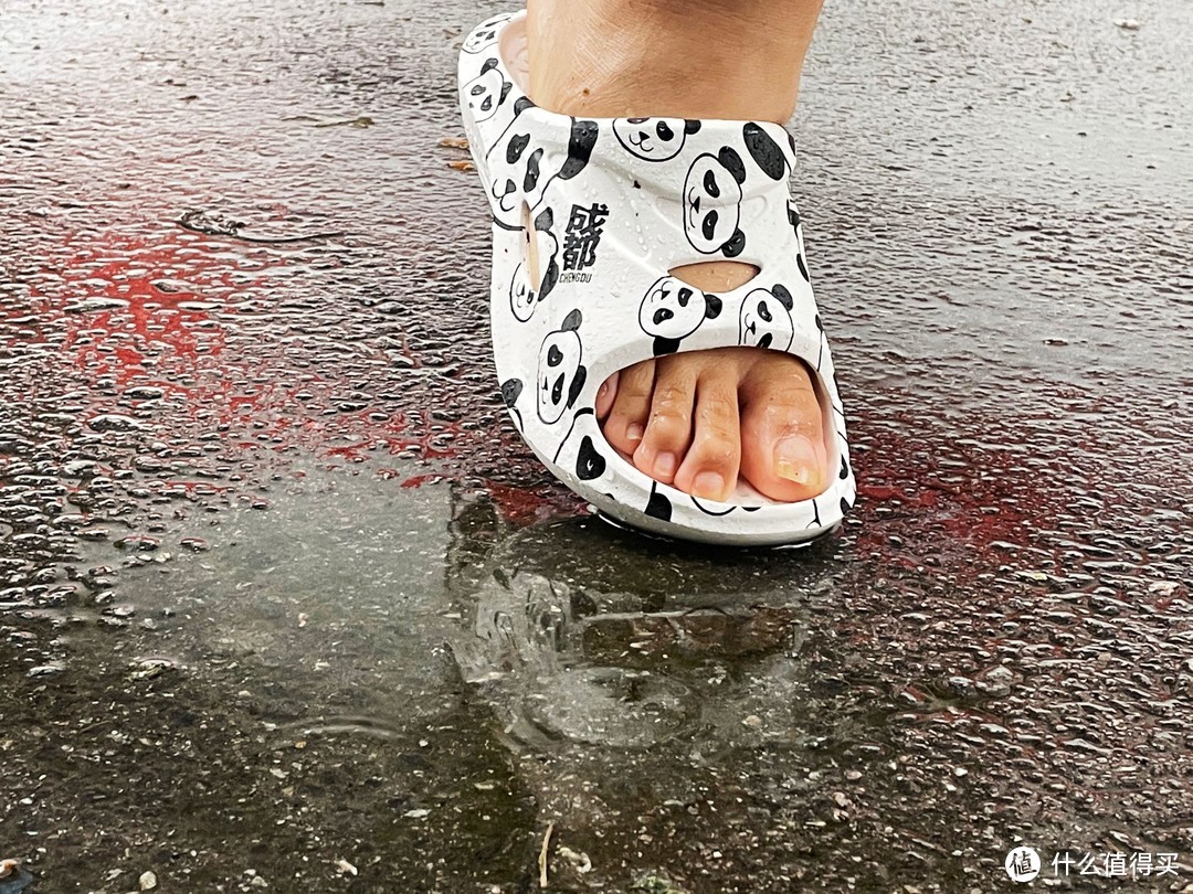 不仅适用于运动环境，雨季熊猫拖鞋也放光彩