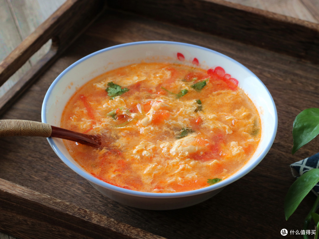 做番茄蛋花汤先加盐还是先加水不少人做错难怪做出来不好喝