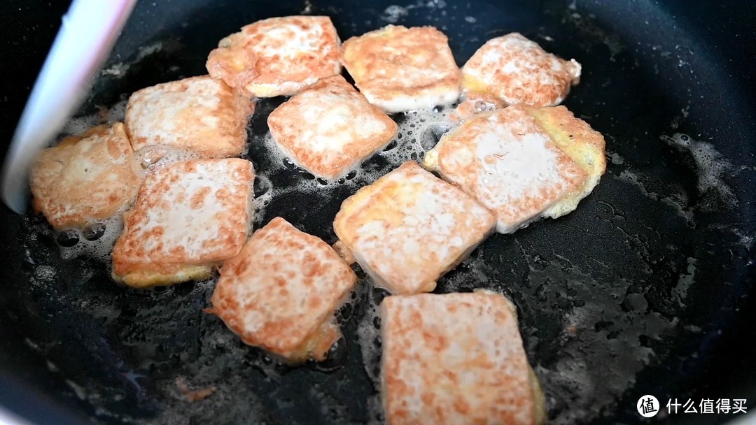 豆腐这样做比吃肉都香，番茄鸡蛋煎豆腐，嫩滑多汁香浓入味，看着都流口水