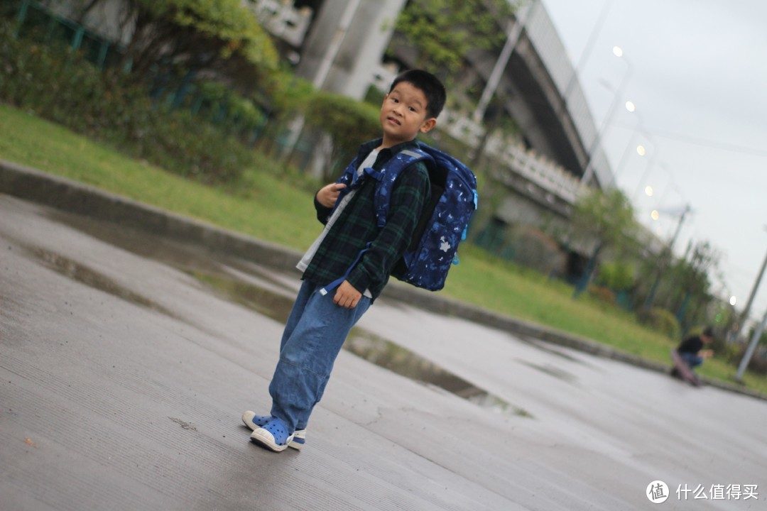 孩子的快乐就是这么简单，一个小书包就让他感觉自己是世上最快乐的仔