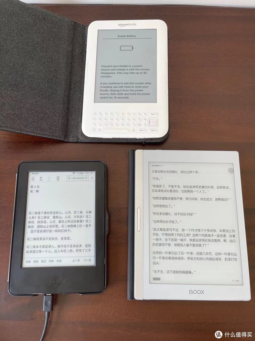 把我的上古神器，在2013年买的KINDLE忘了第几代来着，拿出来对比对比，同时也把2014年服役到现在，还身兼我的压泡面专用神器的KINDLE青春版摆在一起。因为KINDLE青春版的PPI才200多，所以在字体的锐度上跟300 PPI的NOVAAIR差距就很大了。而2013年的KINDLE可能由于当时的屏幕还是毕竟老旧，所以屏幕颜色最灰，一点也不纯净，不得不感叹科技的进步，大大的改善了我们生活的方方面面！