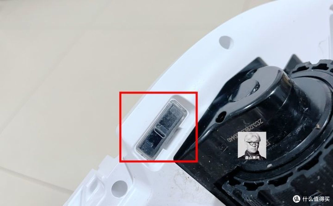 4个红外测距传感器,它的作用是:前方如果有高落差时,会停止向前,以