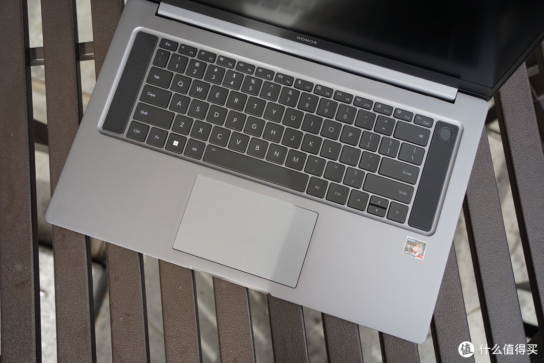 荣耀MagicBook 16 Pro深度体验：16寸大屏如何兼顾高性能与轻薄？