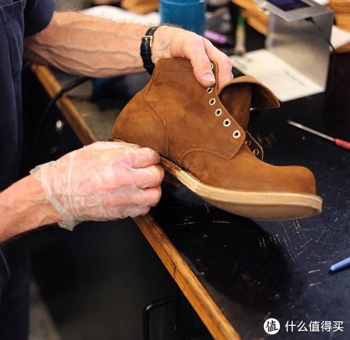 全手工的制靴工艺，带来的更多是成本的增加