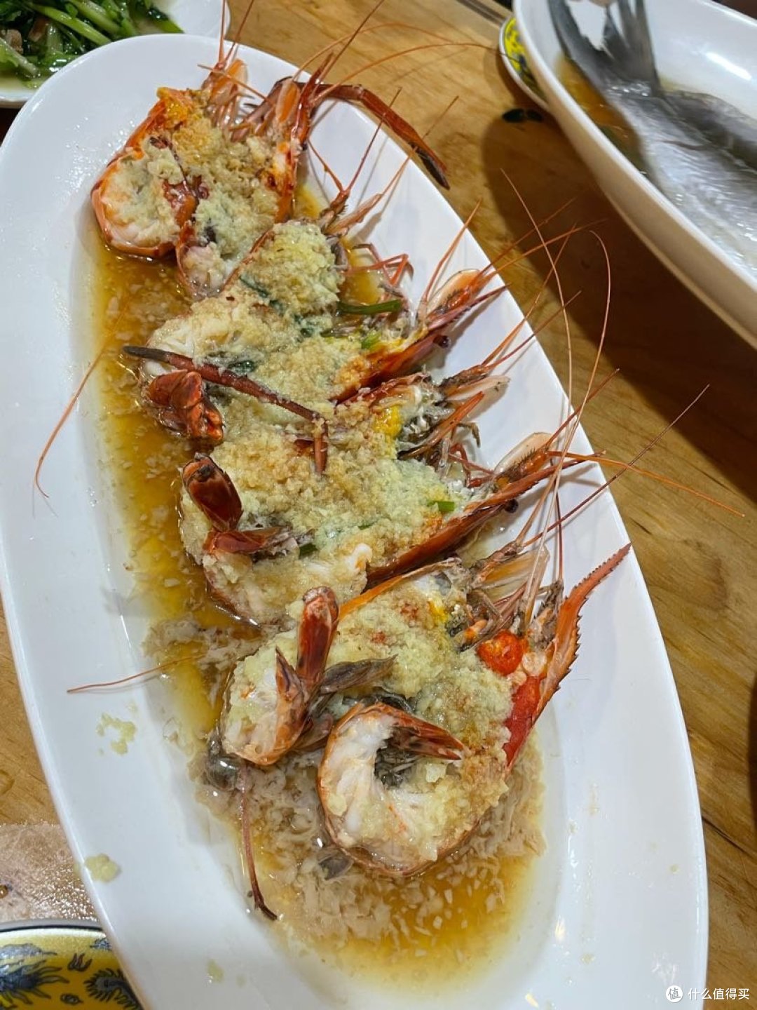 这个虾叫太湖一号 肉质太好了,完全可以媲美澳龙 价格也不便宜 35一只