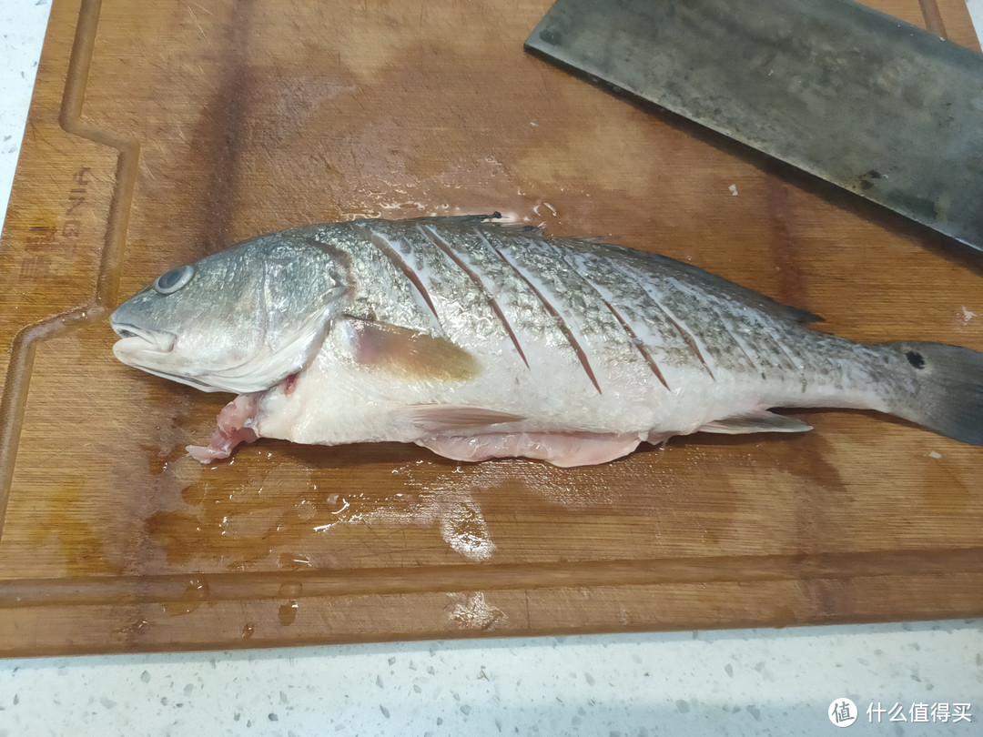 我家做红烧鱼从不油炸、不加水，这样做，鱼肉鲜香味美、无腥味