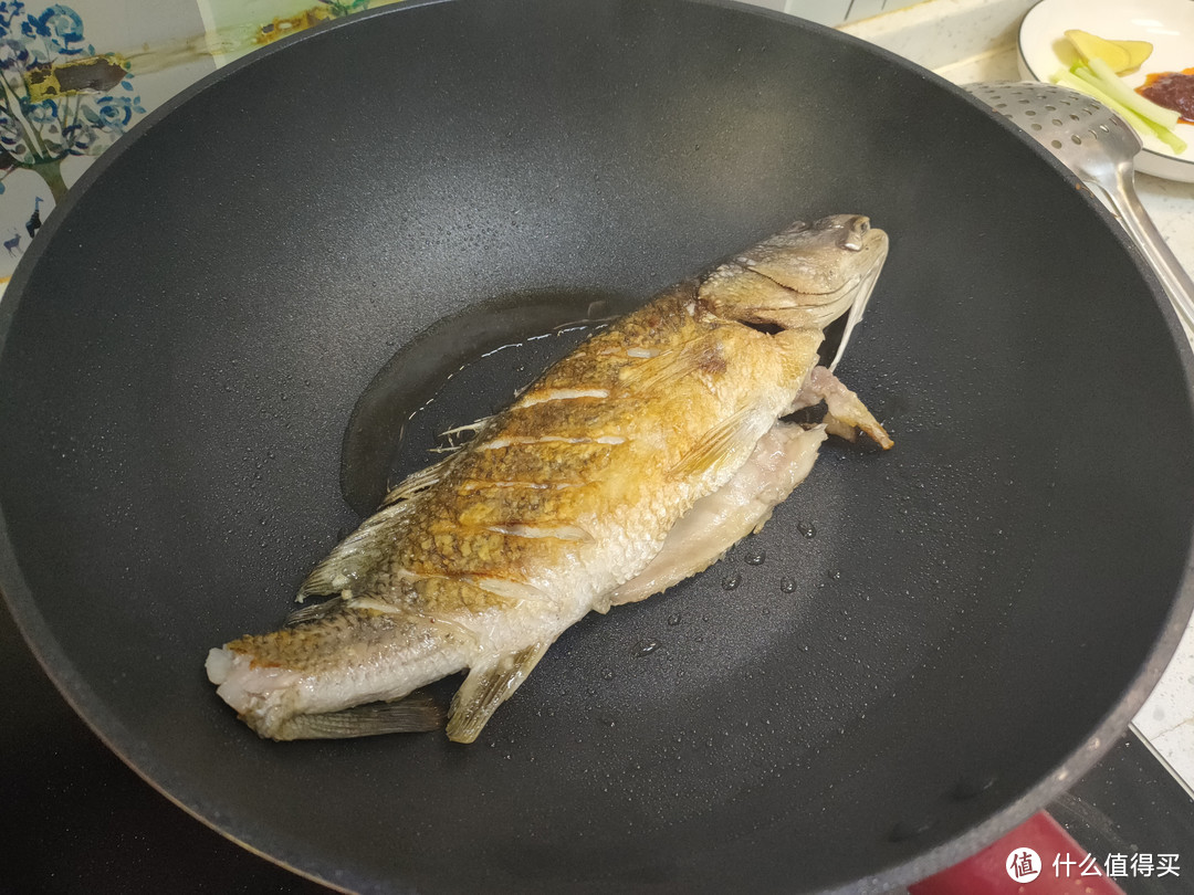 我家做红烧鱼从不油炸、不加水，这样做，鱼肉鲜香味美、无腥味