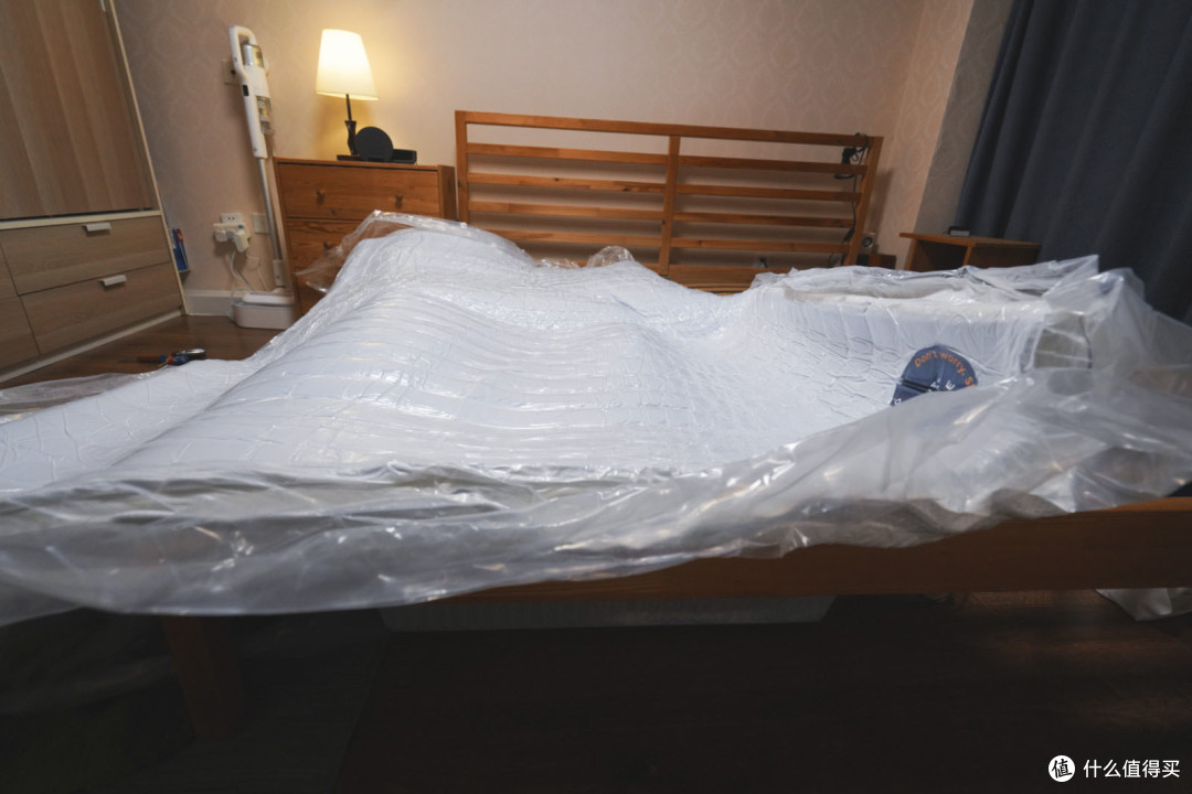 打开看看,床垫抽真空,卷装打包,好像瑞士卷.