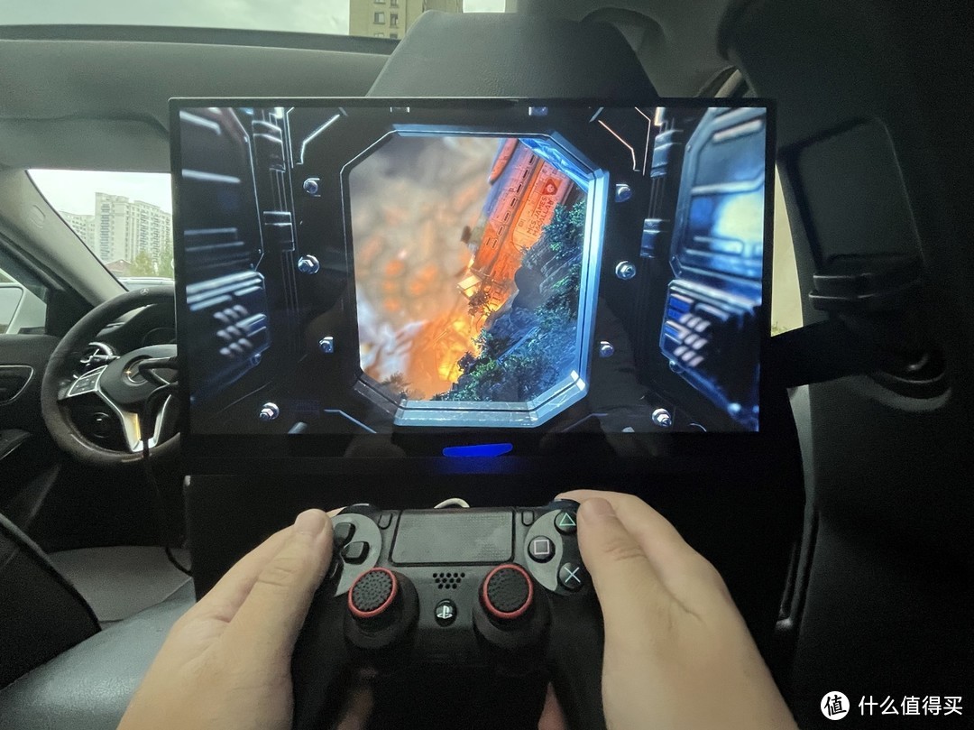在车上也能玩PS游戏主机？论便携屏脑洞大开的奇葩用法