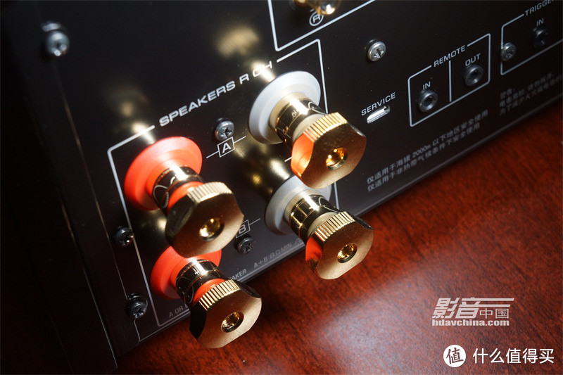 每声道4个接线端子可采用Bi-Wire方式连接双线分音设计的音箱