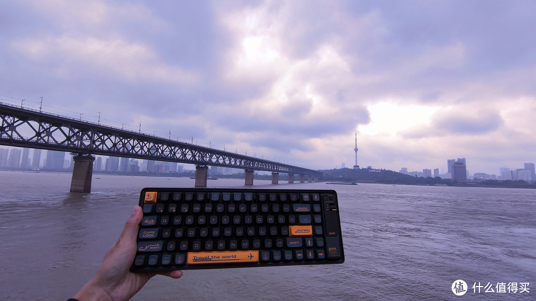 超高颜值的Lofree洛斐小浪键盘，灵感居然来自旅行箱