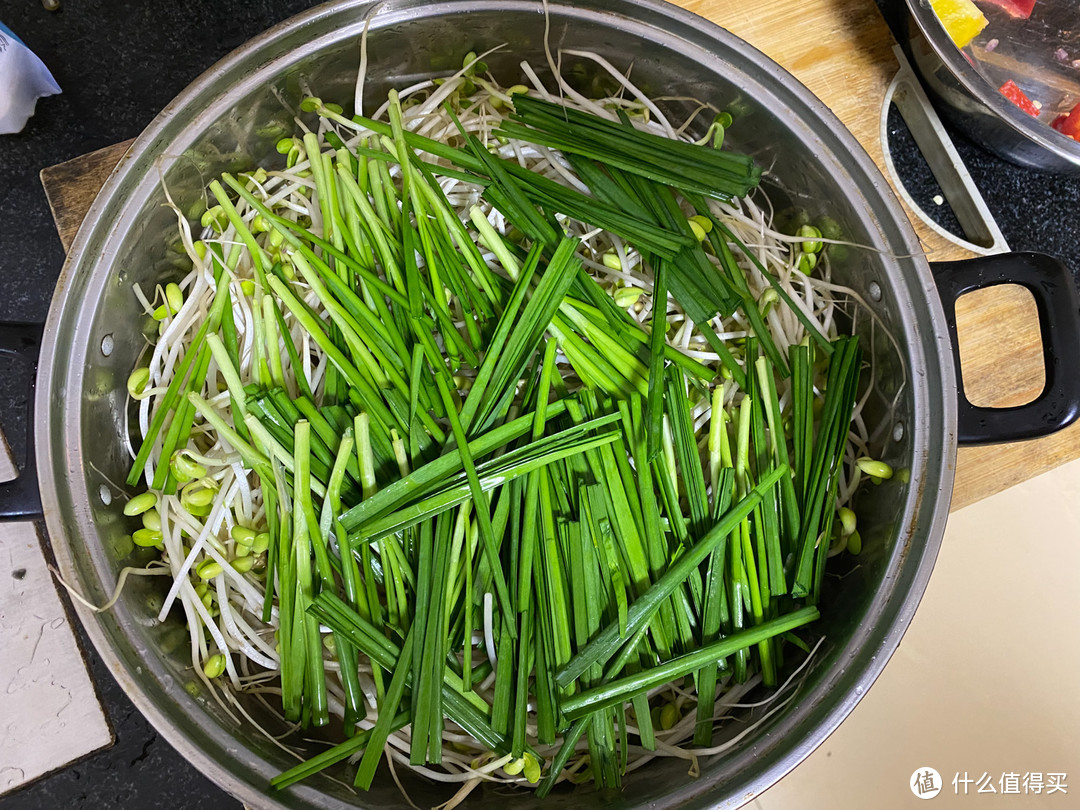 准备一口汤锅和电磁炉，底下铺上豆芽和韭菜