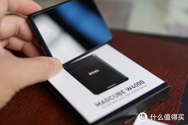 名片大小的Magcube W4000磁吸充电宝，你iphone的第二块电池