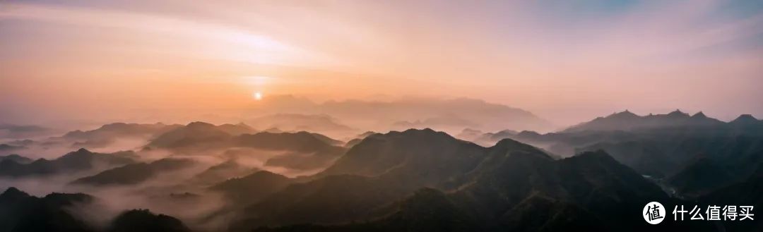 燕山山脉横贯河北北部，是中国板栗的主产区之一。图为秋日晨雾中的金山岭长城。©图虫创意