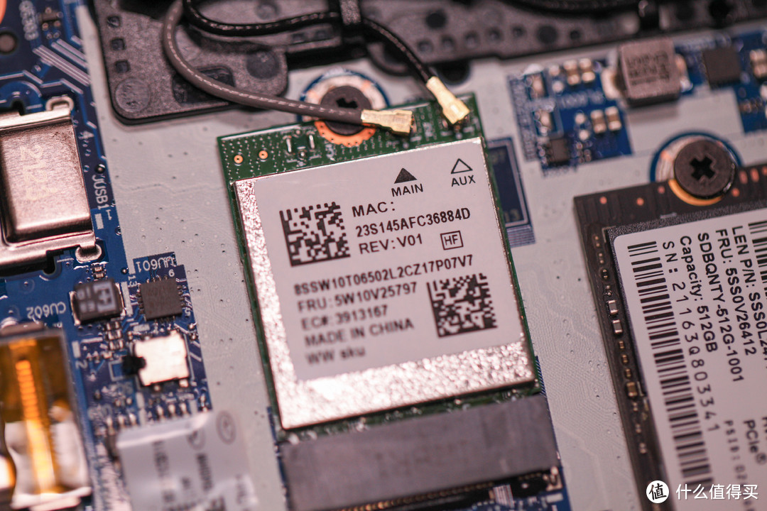 双天线WIFI6网卡，这块网卡其实大家应该很熟悉，就是INTEL的AX200，它支持802.11AX 2*2 160Mhz模式，理论最大传输速率2024Mbps。同时它还支持蓝牙5.2，可以说是网红级别的卡了。