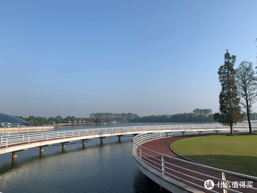 酒店背面的湖景