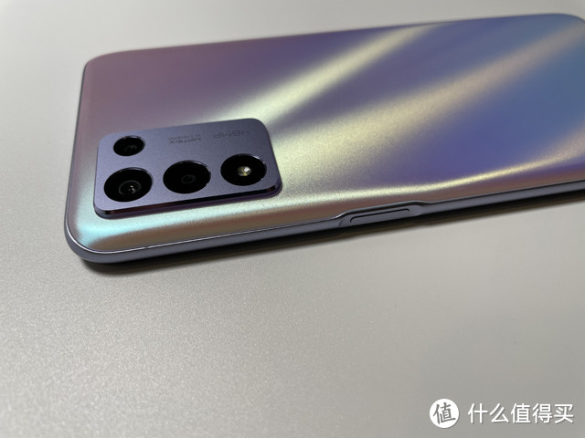 骁龙778G和5000mAh大电池 性能和续航拉满 realme Q3s评测