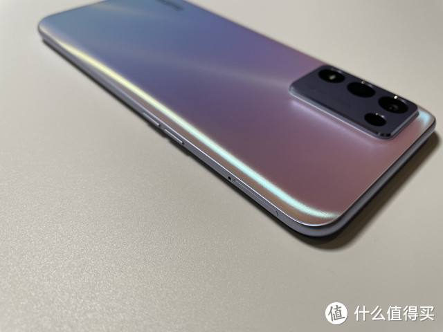 骁龙778G和5000mAh大电池 性能和续航拉满 realme Q3s评测