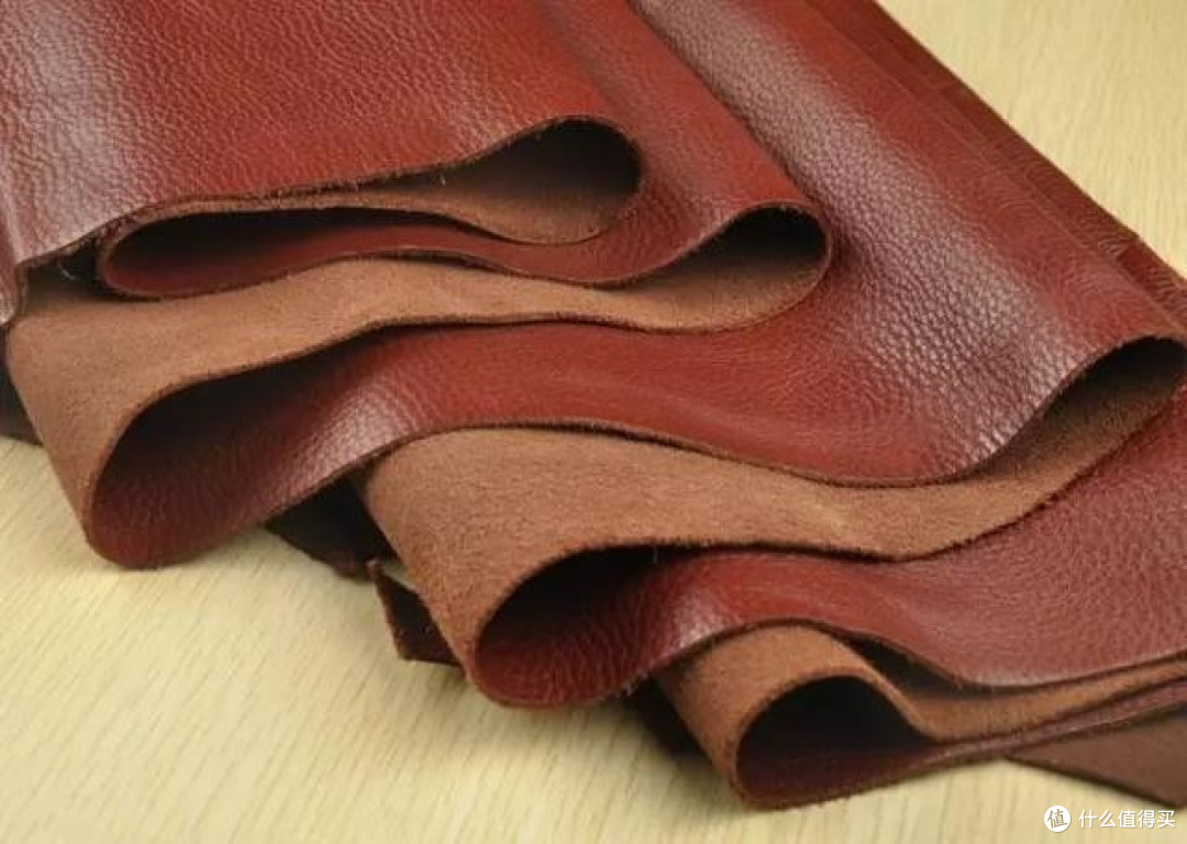 此外,皮沙发在加工工艺上也有区分,主要包括苯胺皮,压花皮和磨砂皮,每