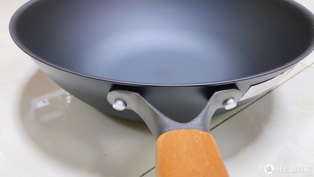 一口铁锅如何兼具不生锈、轻便的特点？