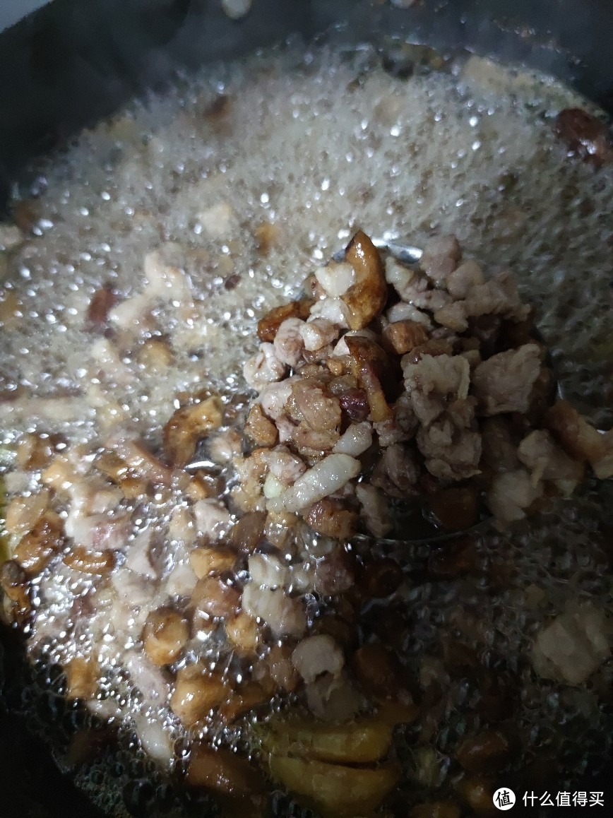 等待肉炒制个10分钟左右，倒入香菇，继续翻炒。口水淌了，