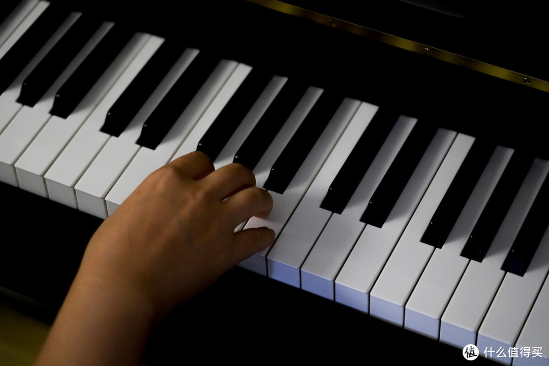 室内练习皮亚诺的最佳伴侣---明基Piano Light钢琴灯数据评测