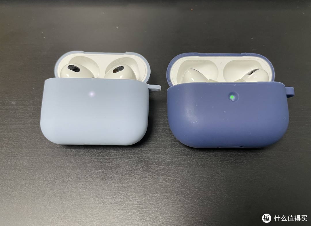 左AirPods 3，右AirPods Pro（开盖）