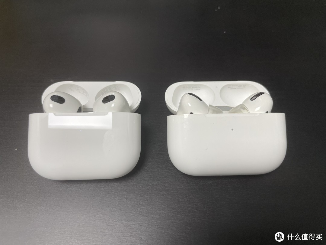 AirPods 3 VS. AirPods Pro （打开舱盖）