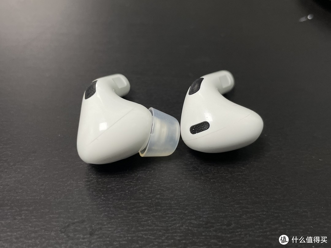 AirPods Pro VS. AirPods 3 耳机（顶侧）