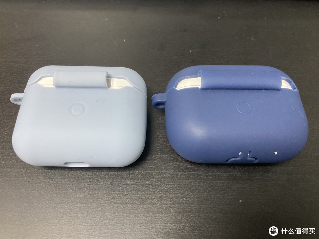 左AirPods 3，右AirPods Pro（背面）