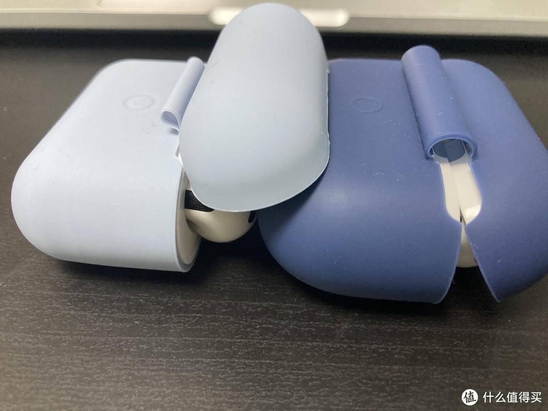 左AirPods 3，右AirPods Pro（侧面）