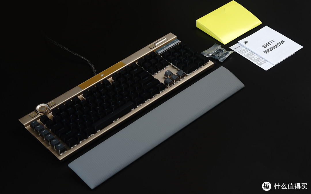 全家福：K100 璀璨金特别版 机械键盘、掌托、4枚键帽、说明指南、保修卡。