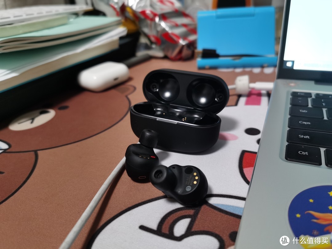 照片后面是AirPods Pro，可以看到比AirPods pro大很多