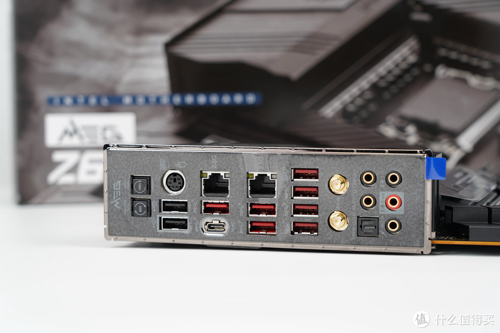 I/O方面配备了7个USB 3.2 Gen2 Type-A接口、1个USB 3.2 Gen2 x2 Type-C接口、2个2.5G有线网卡接口、两个USB Type-A接口、WiFi天线接口、音频输出接口、升级和恢复BIOS按键。