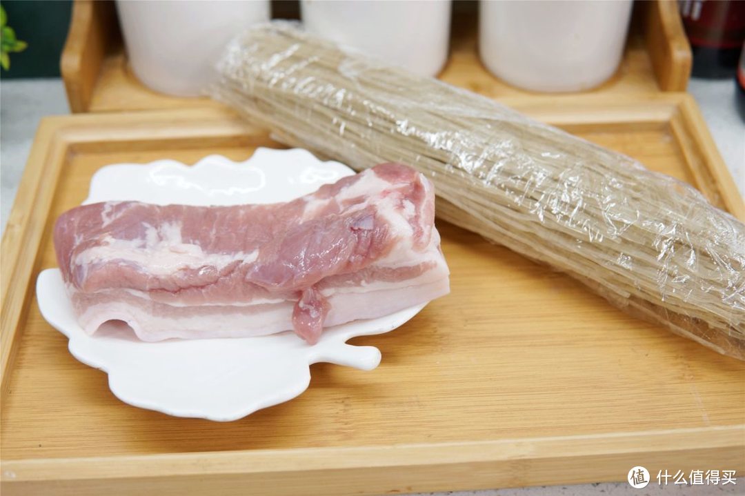 东北大哥教的猪肉炖粉条，还真不一样，热腾腾炖一锅，天冷吃真香