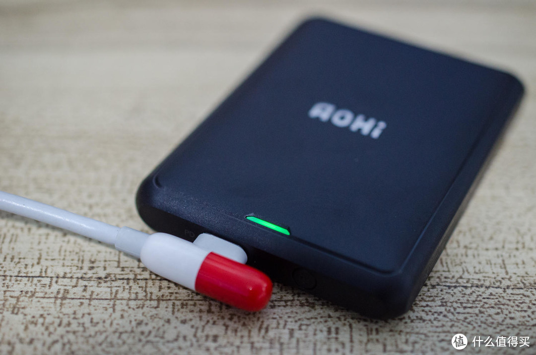 给iPhone加块电池吧，只有一块电池大小那种-Aohi Magcube W4000磁吸充电宝