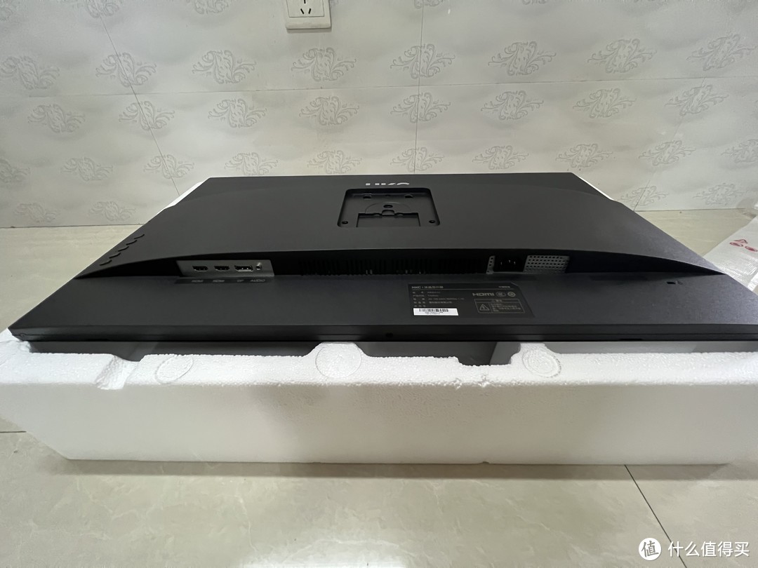 HKC惠科T3252U显示器背部整体实拍图